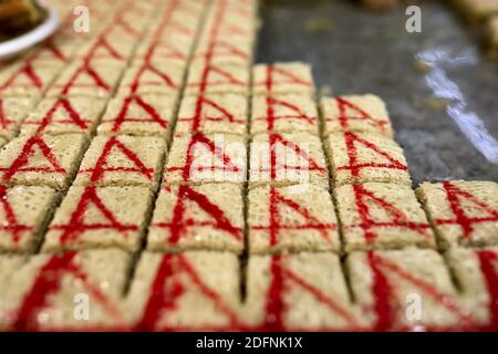 Stücke von türkischem Baklava auf dem Markt Stockfoto