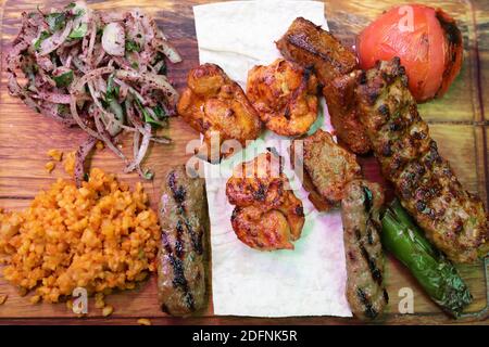 Verschiedene türkische Kebabs mit gegrilltem Gemüse an Bord Stockfoto