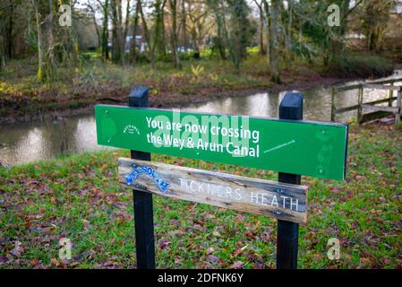 Wey und Arun Canal nicht schiffbare Abschnitt in Tikkners Heath. Teil von Wey South Pfad öffentlichen Fußweg durch Chiddingfold Wald. Surrey Wildlife Trust Stockfoto