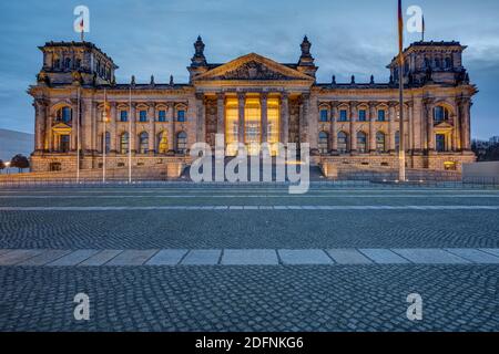 Das Eingangsportal des berühmten Reichstags in Berlin bei Morgendämmerung Stockfoto