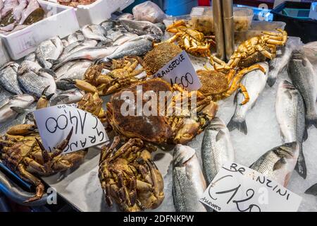 Fisch und Krebstiere zum Verkauf auf einem Markt Stockfoto