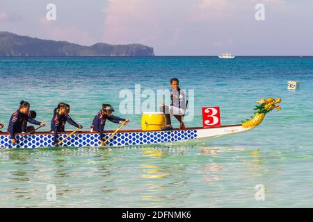 Teilnehmer während des Boracay International Dragon Boat Festivals Stockfoto