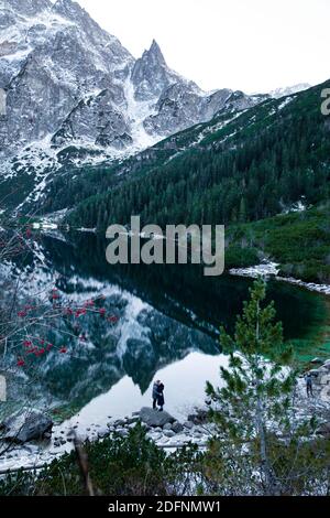 Verliebte Paare bleiben in der Nähe Bergsee Morskie Oko im Winter. Tatra Nationalpark. Stockfoto