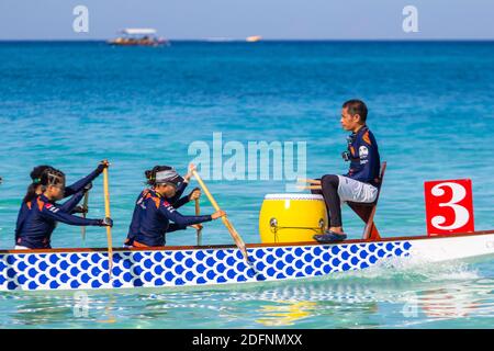 Teilnehmer während des Boracay International Dragon Boat Festivals Stockfoto