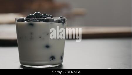 Granola mit Heidelbeeren im Glas mit Kopierraum, breites Foto Stockfoto