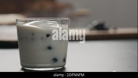 Granola mit Heidelbeeren im Glas mit Kopierraum, breites Foto Stockfoto