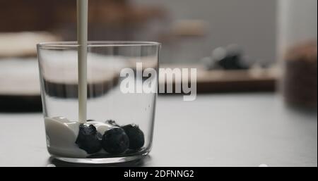 Granola mit Blaubeeren im Glas mit Kopierraum, breites Foto Stockfoto