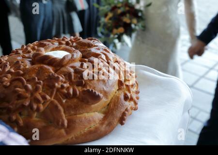 Russischer Laib mit Salz bei der Hochzeit Stockfoto