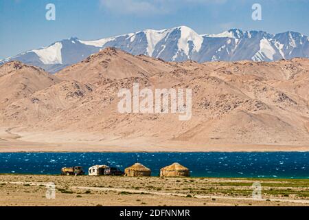 Nomaden in Jurten auf der Seidenstraße in der Nähe der Karakul, Tadschikistan Stockfoto
