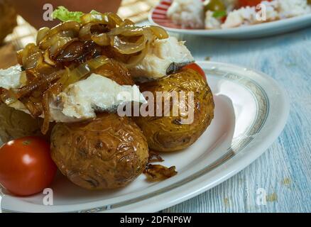 Bacalhau a lagareiro - Portugiesischer gegrillter, gesalzener Kabeljaufisch Stockfoto