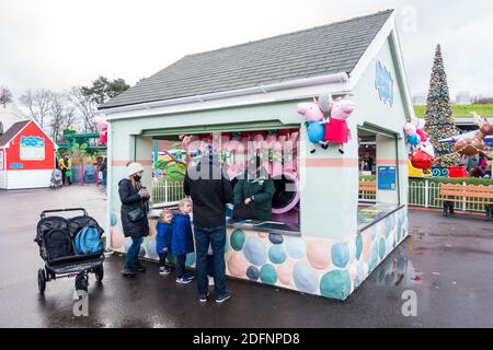 Familie mit zwei kleinen Kindern spielt ein Spiel bei Peppa Pig World in Paultons Parks Stockfoto