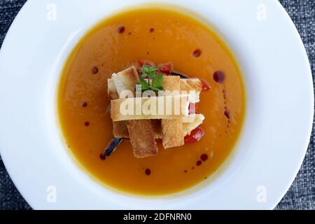 Kürbispüree-Suppe mit Croutons im Café Stockfoto