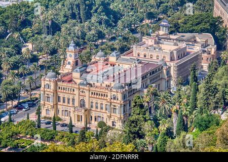 Malaga, Spanien - 26. Juni 2019: Luftaufnahme des Rathauses von Malaga, ein schönes Gebäude, umgeben von viel Grün. Stockfoto