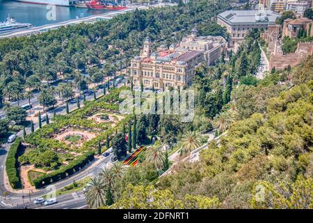 Blick auf das Rathaus der Stadt Malaga, umgeben von Vegetation. Costa del Sol, Andalusien, Spanien Stockfoto