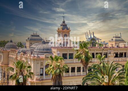 Blick auf das Rathaus der Stadt Malaga, umgeben von Vegetation. Costa del Sol, Andalusien, Spanien Stockfoto