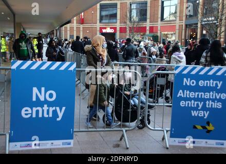 Coventry, Großbritannien. Dezember 2020. Kein Eintrittsschild neben einer gut bestellten Schlange vor dem Primark-Laden zu sehen.am ersten Wochenende der neuen Coronavirus-Beschränkungen, ist die Stadt Coventry in der Tier 3 - "sehr hohes Risiko" mit keinen Pubs oder Restaurants dürfen Handel, außer für Imbisse, Aber alle Geschäfte sind offen und Käufer in Kraft. Kredit: SOPA Images Limited/Alamy Live Nachrichten Stockfoto