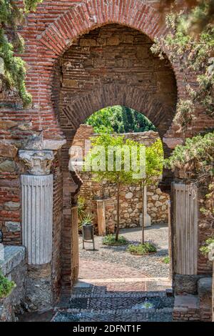 Die 'Puerta de las Columnas', (Tür der Säulen), befindet sich in der Alcazaba, eine palastartige Festung aus der islamischen Zeit des 11. Jahrhunderts bui Stockfoto