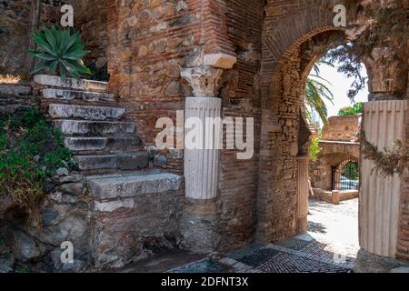 Die 'Puerta de las Columnas', (Tür der Säulen), befindet sich in der Alcazaba, eine palastartige Festung aus der islamischen Zeit des 11. Jahrhunderts bui Stockfoto