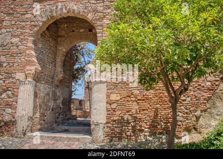 Die 'Puerta de las Columnas', (Tür der Säulen), befindet sich in der Alcazaba, eine palastartige Festung aus der islamischen Zeit des 11. Jahrhunderts bui Stockfoto