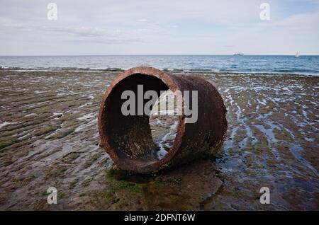 Altes Betonrundrohr am Strand in der Nähe des Hafens. Große verlassene Betonrohr für den Bau von Kanalisation gemacht. Puerto Madryn, Argentinien. Stockfoto