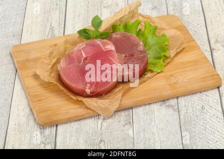 Rohen Thunfisch runde Steak bereit für Grill Stockfoto