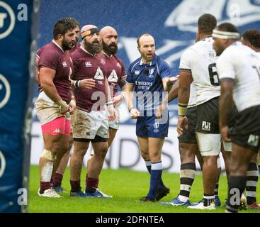 Schiedsrichter Mike Adamson spricht mit der ersten Reihe nach vorne während des Herbst Nations Cup Finales - Georgia gegen Fiji, BT Murrayfield Stadium, Edinburgh, Schottland, Großbritannien. Dezember 2020. Quelle: Ian Rutherford/Alamy Live News. Stockfoto