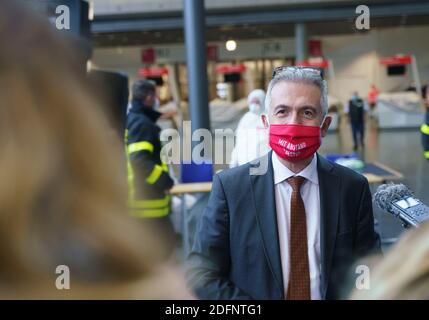 06. Dezember 2020, Hessen, Frankfurt/Main: Der Oberbürgermeister von Frankfurt, Peter Feldmann, spricht in einer Ausstellungshalle, die während der Evakuierung eines Wohngebietes als Aufenthaltsort eingerichtet wurde, zu den Medien. Am Donnerstag (3. Dezember) wurde in der Nähe eine 500-Kilogramm-Bombe aus dem Zweiten Weltkrieg gefunden, die im Laufe des Tages entschärft werden soll. Aufgrund der Menge an Sprengstoff und der Konstruktion der britischen Bombe war ein großer Evakuierungsradius notwendig. Foto: Frank Rumpenhorst/dpa Stockfoto