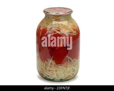 Tomaten und Kohl in Dosen und eingelegt in Glas. Hausgemachtes eingelegtes Gemüse. Stockfoto