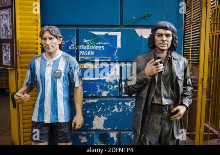 Buenos Aires, Argentinien - Januar 2020: Zwei Skulpturen von Lionel Messi in Nationalmannschaftsuniform und Ernesto Che Guevara im Freien auf der Straße Stockfoto