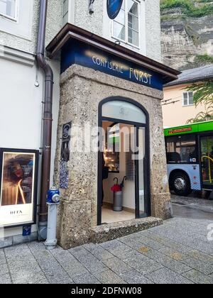 Salzburg, Österreich - 30. August 2018: Konditorei und Café Furst in der Getreidegasse in der Altstadt. Stockfoto