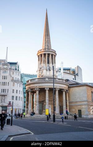 LONDON, Großbritannien - 25. MÄRZ 2019: Alle Seelen evangelische anglikanische Kirche in Langham Place, Marylebone in der Nähe des BBC-Hauptquartiers Stockfoto
