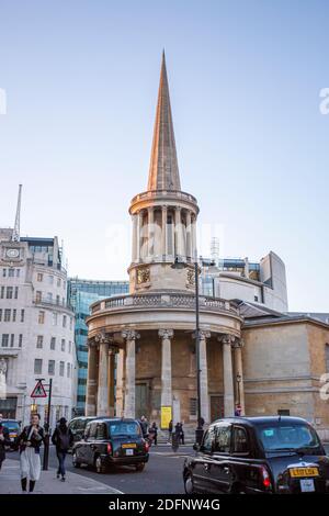 LONDON, Großbritannien - 25. MÄRZ 2019: Alle Seelen evangelische anglikanische Kirche in Langham Place, Marylebone in der Nähe des BBC-Hauptquartiers Stockfoto