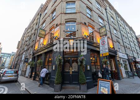 London, Großbritannien - 25. MÄRZ 2019: The White Horse Pub in Soho Stockfoto