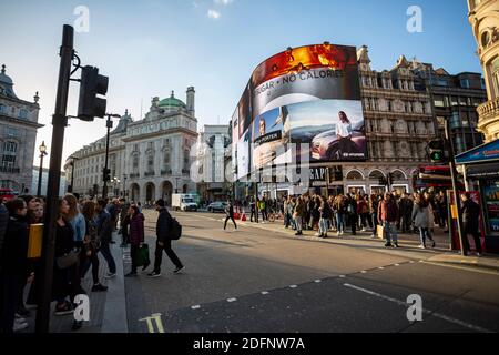 LONDON, Großbritannien - 25. MÄRZ 2019: Teil des Piccadilly Circus am Abend, der große Mengen von Menschen draußen zeigt Stockfoto