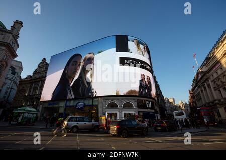 LONDON, Großbritannien - 25. MÄRZ 2019: Teil des Piccadilly Circus am Abend, der große Mengen von Menschen draußen zeigt Stockfoto