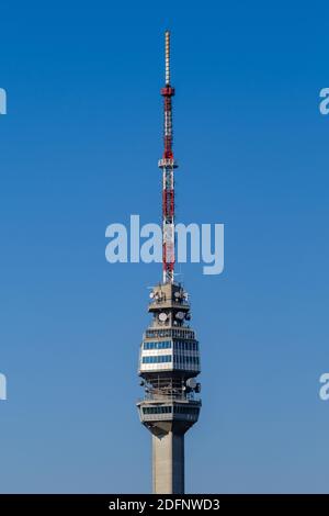 Belgrad / Serbien - 31. März 2019: Der Avala-Turm, 204 Meter hoher Telekommunikationsturm im Avala-Berg in Belgrad, Serbien Stockfoto