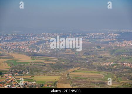 Luftaufnahme der Stadt Belgrad, Hauptstadt Serbiens, von den Hängen des Avala-Gebirges Stockfoto