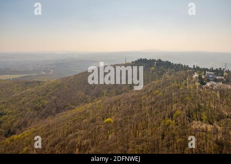 Luftaufnahme der Hänge des Berges Avala, etwas außerhalb von Belgrad, Hauptstadt von Serbien Stockfoto