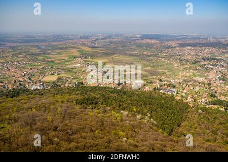 Luftaufnahme der Hänge des Berges Avala, etwas außerhalb von Belgrad, Hauptstadt von Serbien Stockfoto