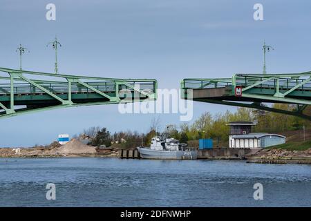 LETTLAND, LIEPAJA - APRIL 30: Liepaja ist die drittgrößte Stadt des Landes an der Ostsee. Blick auf das Schiff und einen Teil der Hängebrücke am 30. April Stockfoto