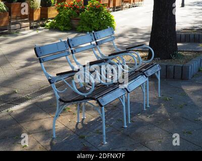 Kunstvoll verzierte antike Stühle Bänke am Donauufer in der Innenstadt von Budapest, Ungarn an einem sonnigen Herbsttag Stockfoto