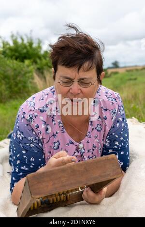 Buchhalter arbeitet mit Holzabakus. Stockfoto