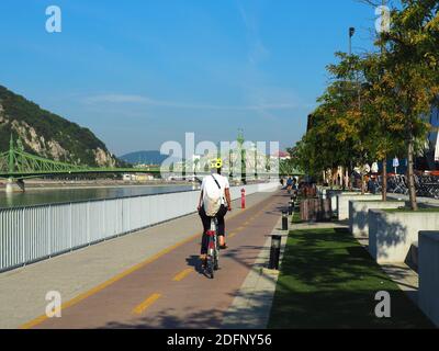 Budapest, Ungarn - 15. September 2020: Radler mit Rucksack auf Radweg am Donauufer Stockfoto