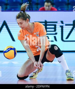 Jiangmen, Chinas Provinz Guangdong. Dezember 2020. Wang Jiamin von Hebei Team tritt während der Gruppe E Spiel zwischen Henan Team und Hebei Team an der dritten Etappe der Saison 2020-2021 Chinese Women's Volleyball Super League in Jiangmen, südchinesische Provinz Guangdong, 6. Dezember 2020. Quelle: Liu Dawei/Xinhua/Alamy Live News Stockfoto