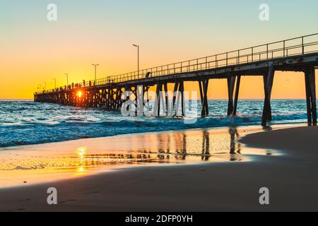 Menschen, die von Port Noarlunga Anlegestelle bei Sonnenuntergang, Südaustralien angeln Stockfoto