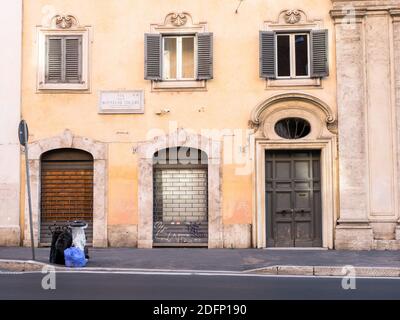 Gebäudefassade in Via delle Botteghe Oscure - Rom, Italien Stockfoto