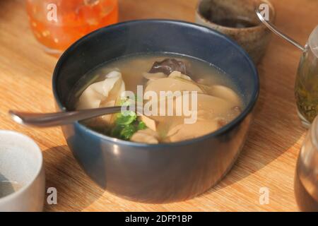 Nahaufnahme der Gemüsesuppe in einer Schüssel Stockfoto