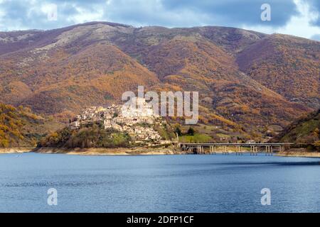 Die kleine Stadt Castel di Tora und der Turano See - Rieti, Italien Stockfoto