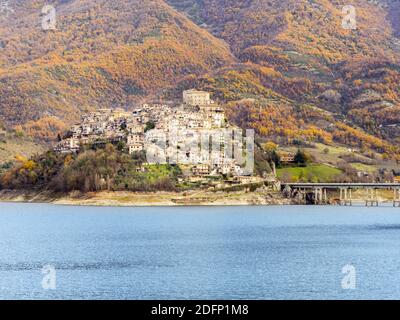 Die kleine Stadt Castel di Tora und der Turano See - Rieti, Italien Stockfoto