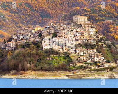 Die kleine Stadt Castel di Tora und der Turano See - Rieti, Italien Stockfoto